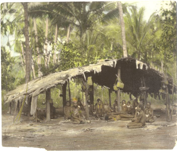 229011 Groep Marind-anim voor een gemeenschappelijke hut te Jomop (Indonesië)